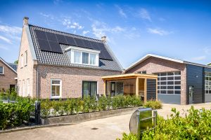 Voorman en timmerman van Van Wiggen Bouw werken samen aan houten constructie op de bouwplaats