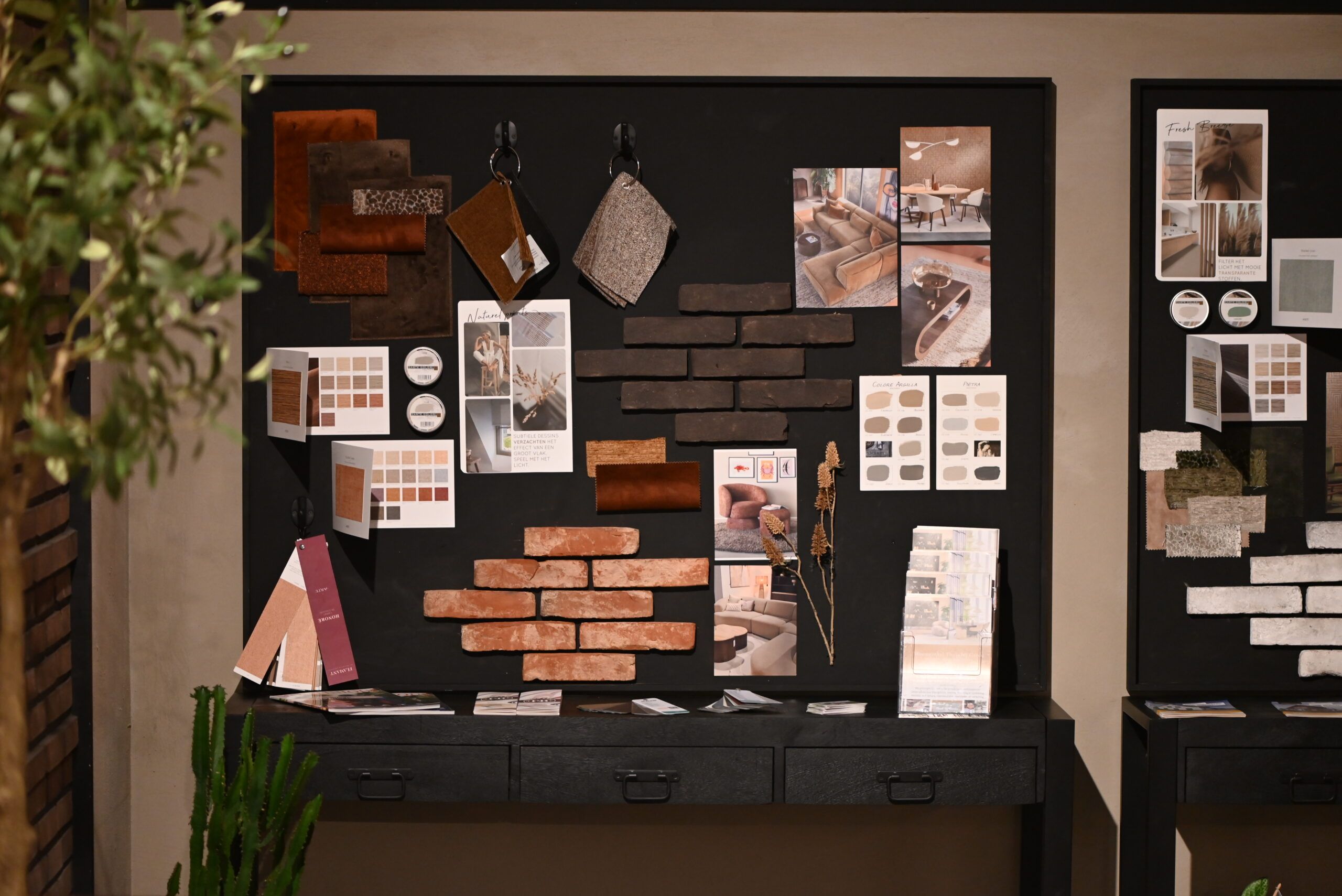 Inspiratiebord met metselstenen, kleurstalen en interieurmaterialen in de showroom van Van Wiggen Bouw in Vianen