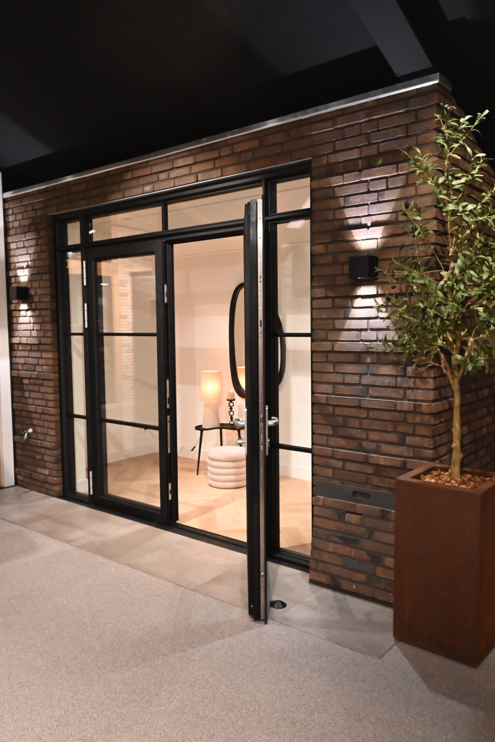 Interieur na verbouwing met zwarte staaldeuren, houten accenten en metselwerk, uitgevoerd door Van Wiggen Bouw in Vianen