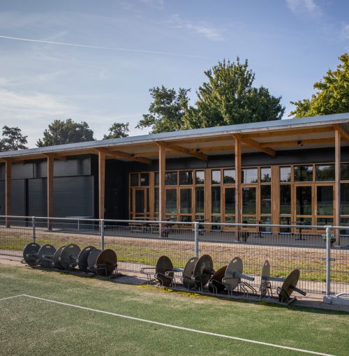 Nieuw clubgebouw voor VIKO in Vianen met houten liggers en veel glas, gebouwd naast de sportvelden.