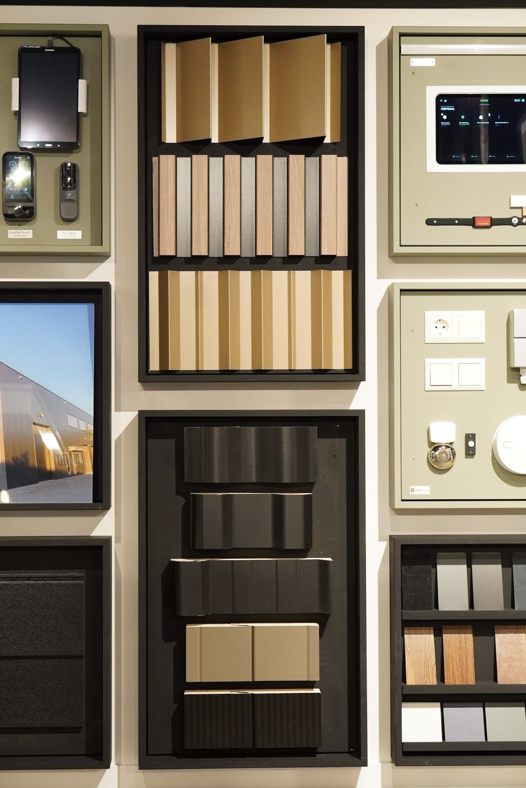 Detail van een dak met riet en keramische dakpannen in de showroom van Van Wiggen Bouw in Vianen