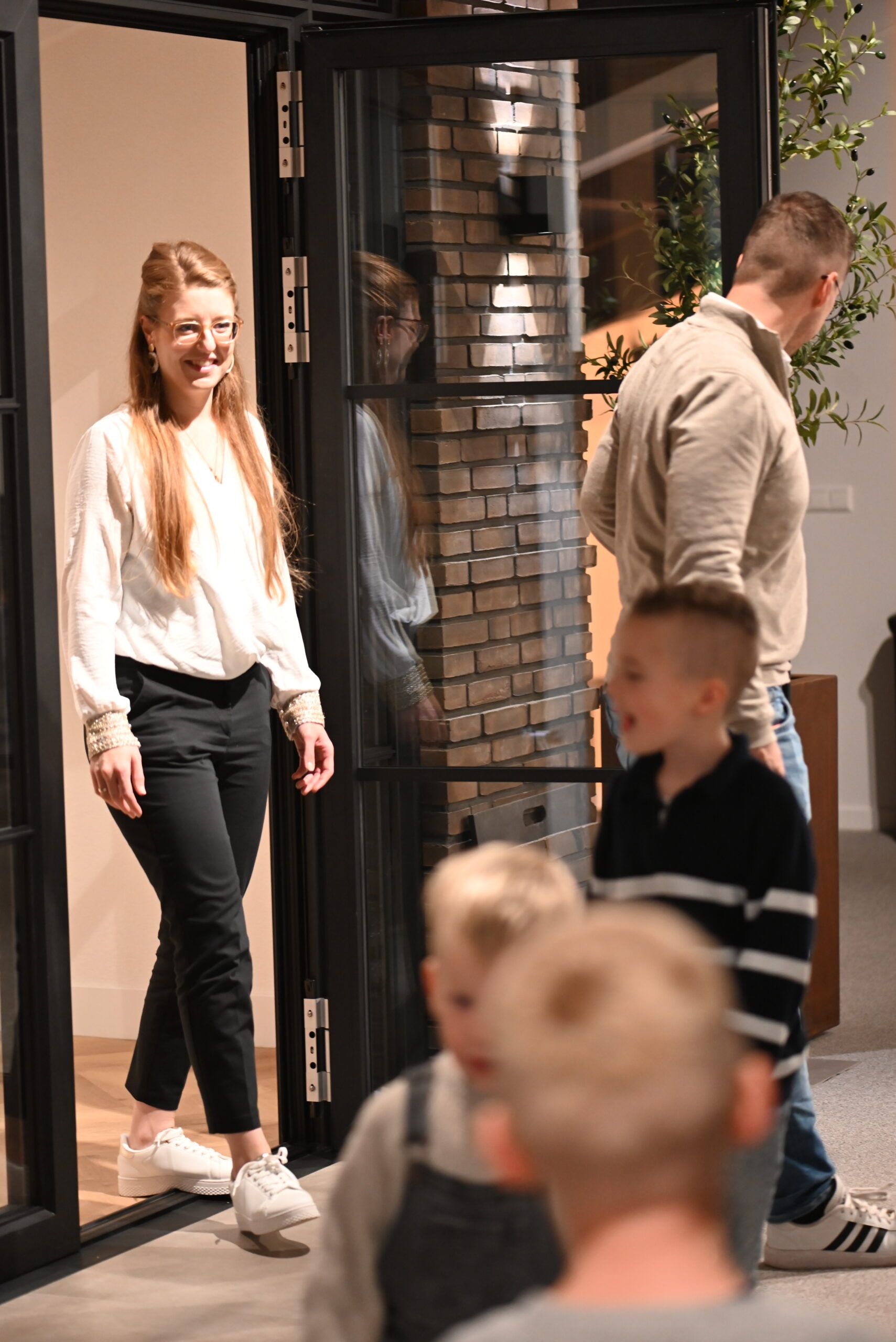 Een klant in gesprek met een calculator van Van Wiggen Bouw in de showroom over een nieuw bouwproject