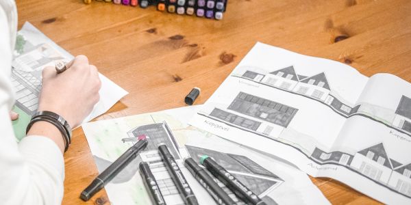 Verschillende soorten dakpannen in een presentatierek in de showroom van Van Wiggen Bouw in Vianen