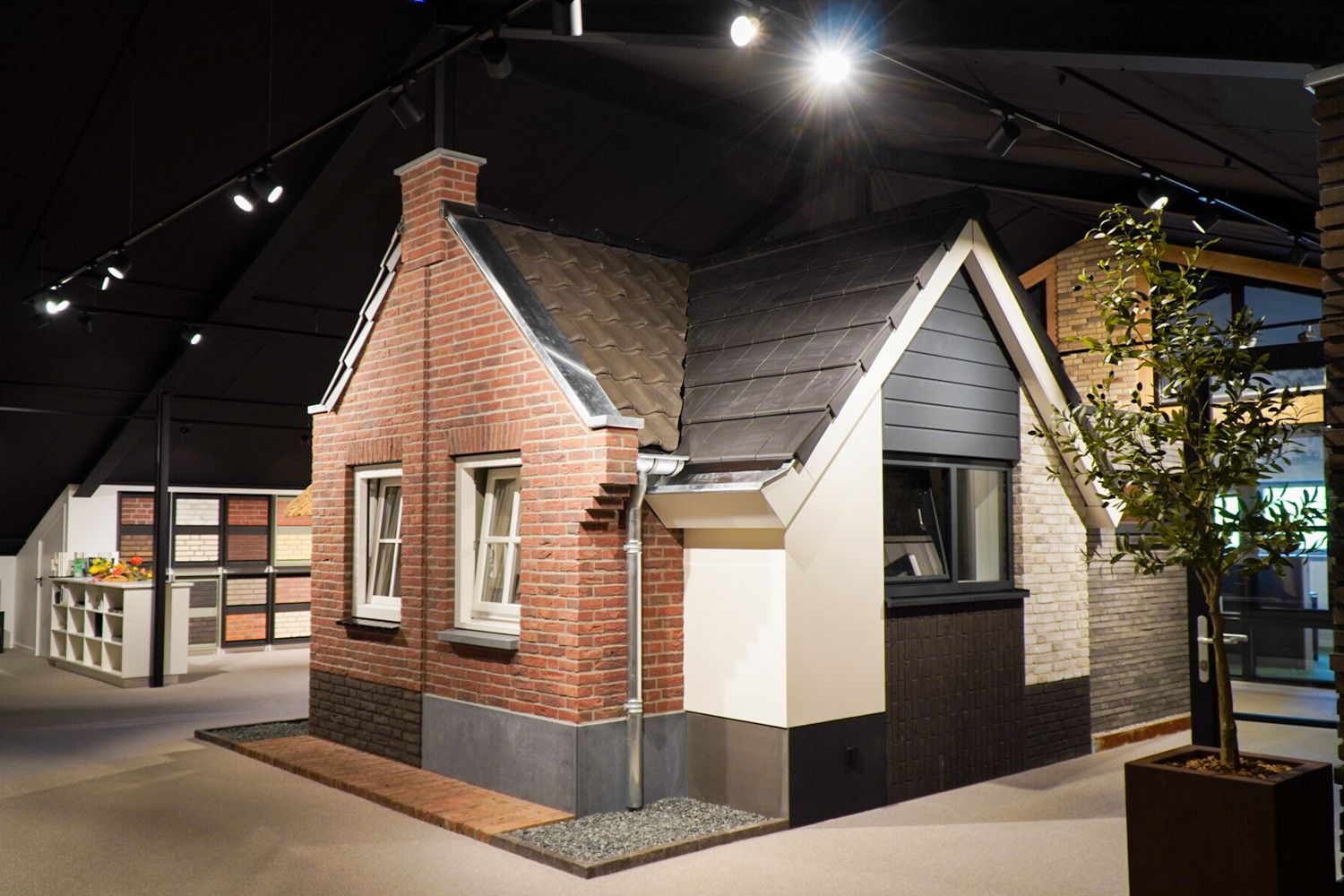 Detail van een dak met riet en keramische dakpannen in de showroom van Van Wiggen Bouw in Vianen