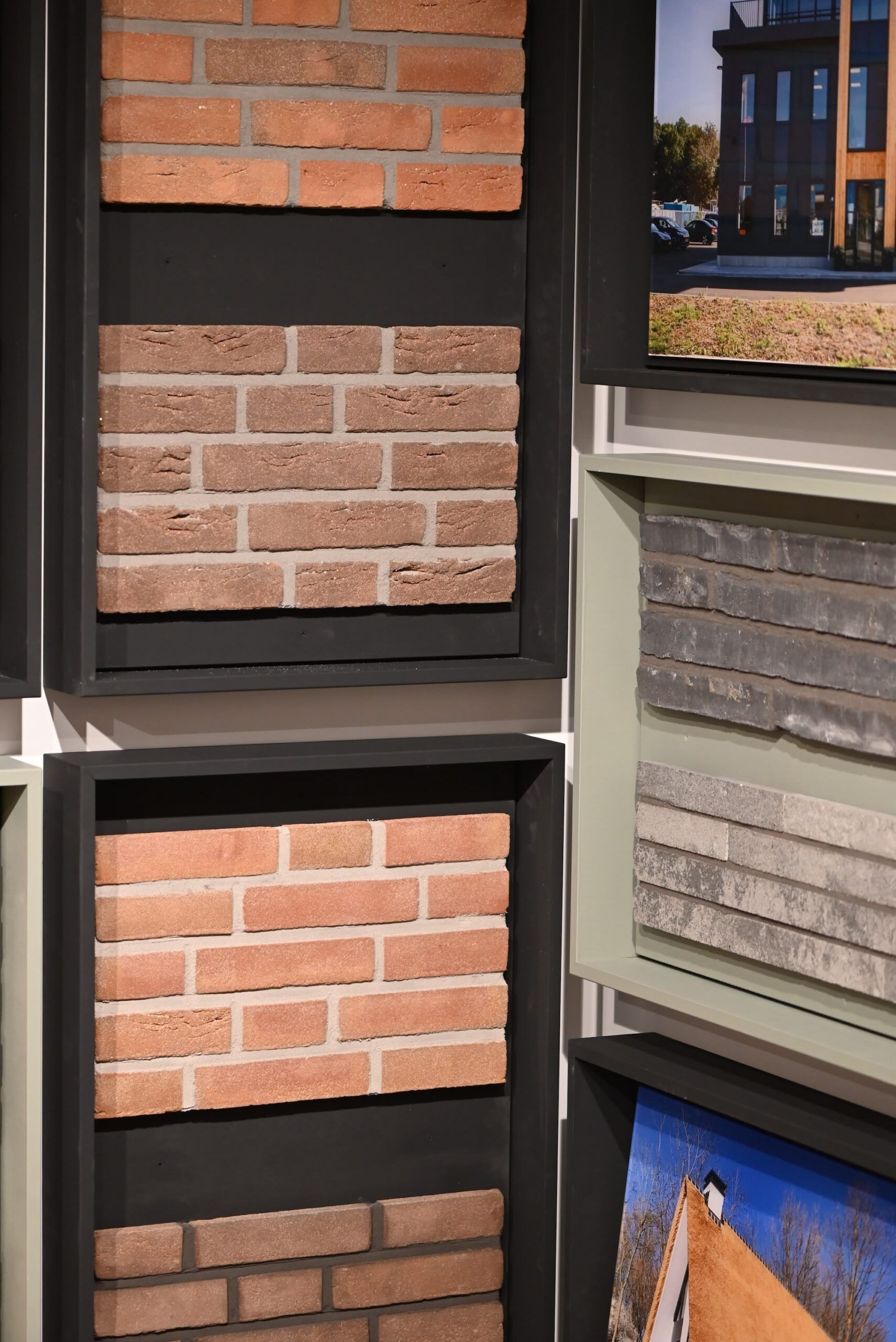 Detail van een dak met riet en keramische dakpannen in de showroom van Van Wiggen Bouw in Vianen