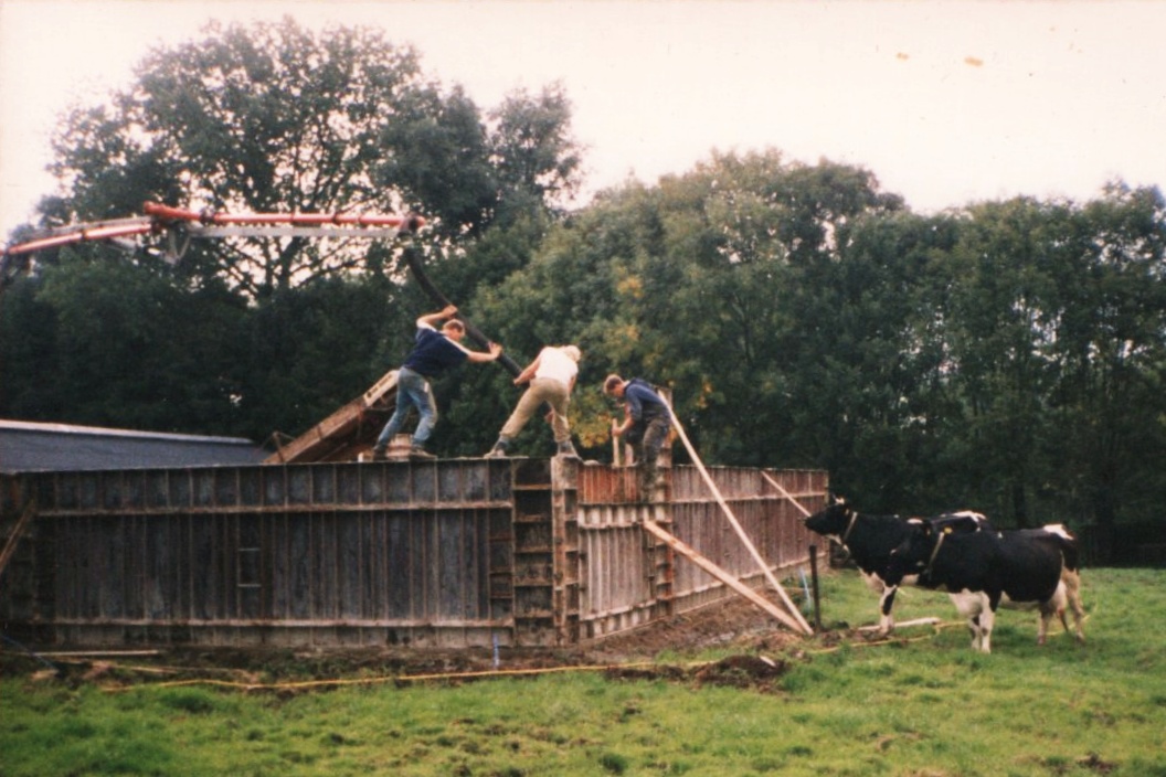 Jan de With maakt mallen voor een mestplaat bij Van Wiggen Bouw, 1999 – foto 2