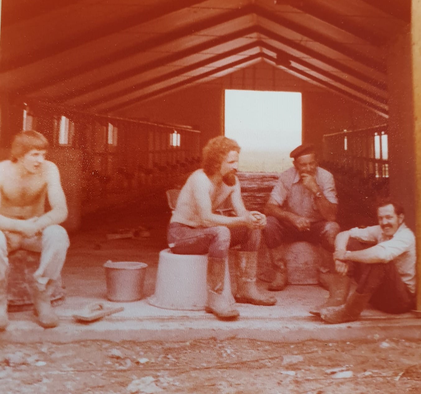 Het team op de bouwplaats, 1979: Dik de Vor, Hennie, Piet, Jan van Wiggen en Daan Kool