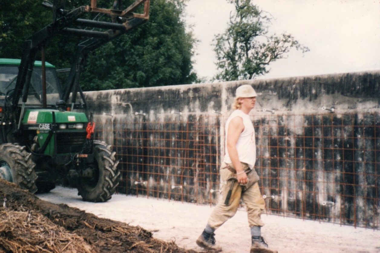 Jan de With maakt mallen voor een mestplaat bij Van Wiggen Bouw, 1999