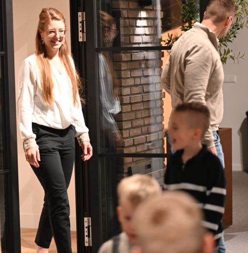 Een klant in gesprek met een calculator van Van Wiggen Bouw in de showroom over een nieuw bouwproject