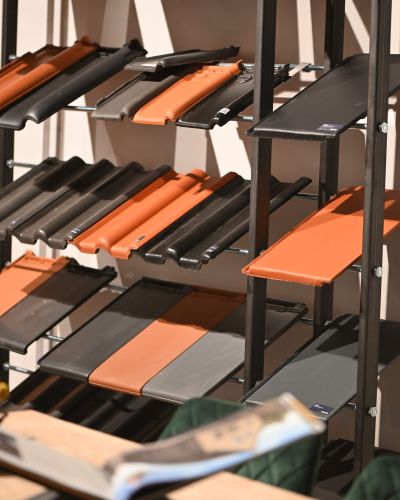 Verschillende soorten dakpannen in een presentatierek in de showroom van Van Wiggen Bouw in Vianen