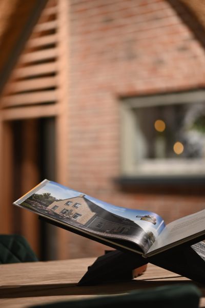 Open inspiratieboek met woningvoorbeeld in de showroom van Van Wiggen Bouw in Vianen