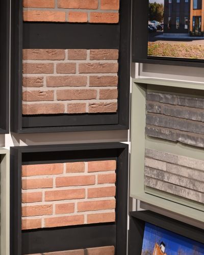 Detail van een dak met riet en keramische dakpannen in de showroom van Van Wiggen Bouw in Vianen