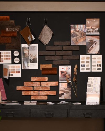 Inspiratiebord met metselstenen, kleurstalen en interieurmaterialen in de showroom van Van Wiggen Bouw in Vianen